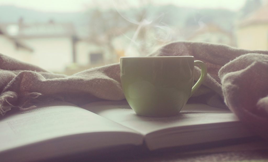 コーヒーと本がある朝