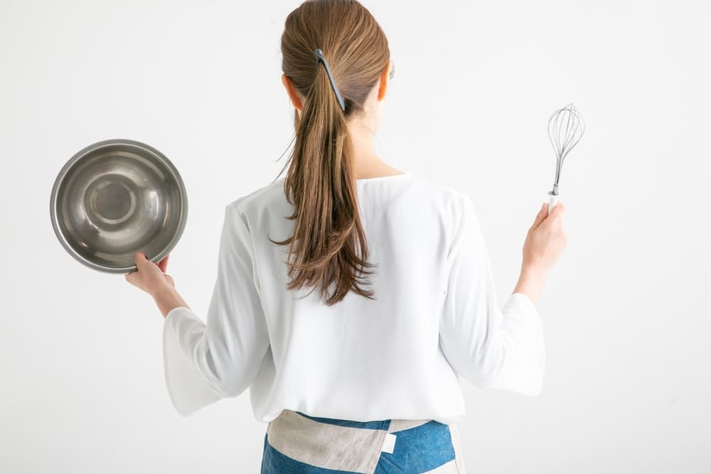 woman-having-kitchenware